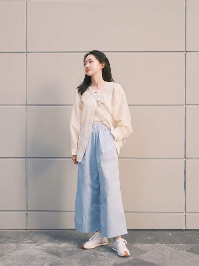 女孩子|20岁到30岁的女生夏季末尾这样穿,衬衫配阔腿裤简约洋气,超好看