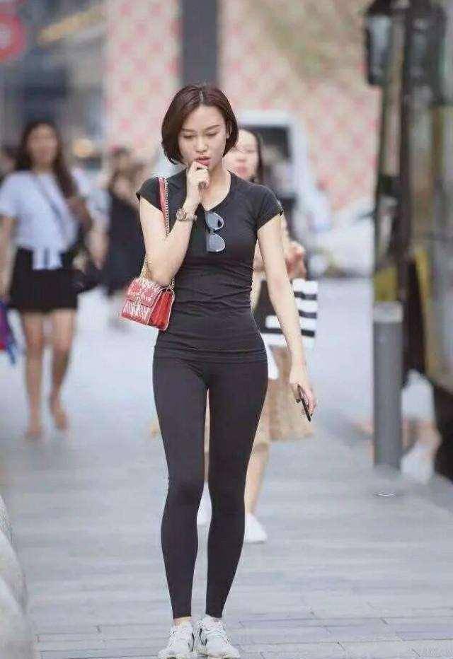 长袖|豹纹长袖搭蓝牛仔短裤，简单时尚有韵味，多了一丝复古少女范