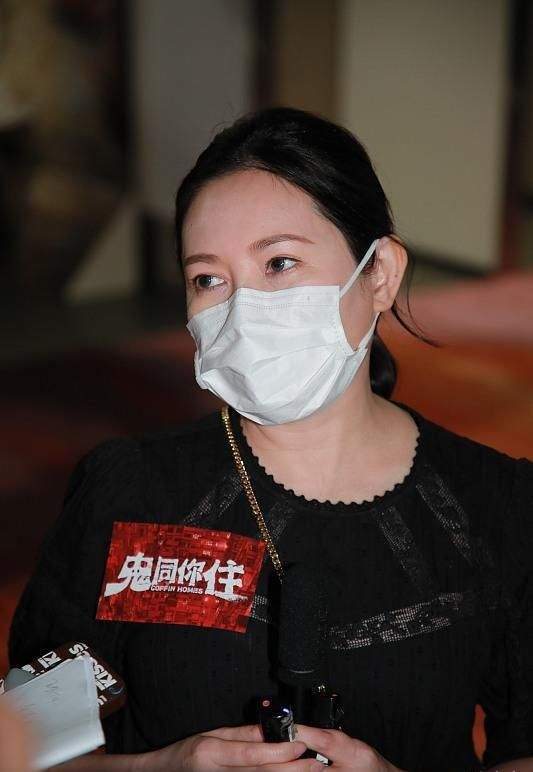 脸颊|李丽珍真老了，久违现身换新发型脸好臃肿，55岁颈纹抢镜手太粗糙