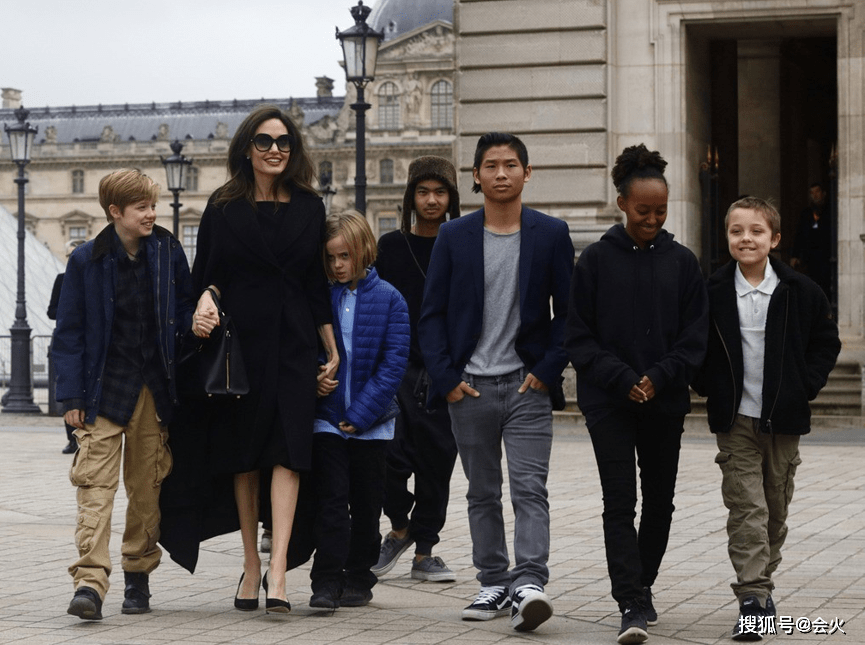 状态|安吉丽娜朱莉现身街头被拍！露齿大笑脸颊凹陷，手臂干瘦青筋暴起