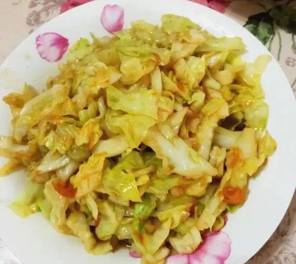 英英|抠门同事请吃饭，3个人做5菜1汤真大方！看到菜后：“套路”太深