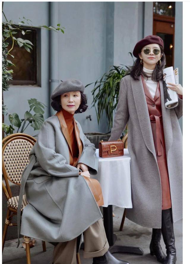 浅色|2020必不可少的“高级灰”配色！学三木母女这样穿，优雅又吸睛