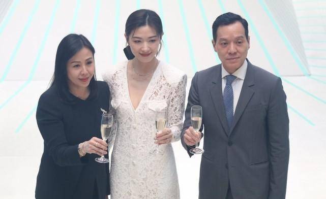 身材|万茜骨感没肉穿衣随性，一身显胖白色套装，远看还是“女团”曲线