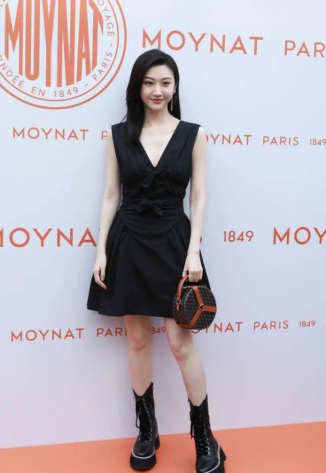景甜|景甜有种复古美感，柳叶眉穿V领裙，一身黑尽显轻熟女人味道