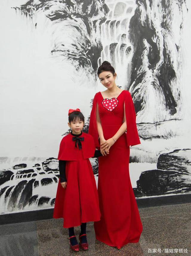 生日|黄奕为女儿庆8岁生日，豪买3蛋糕摆一排，母女同穿红裙画面真喜庆