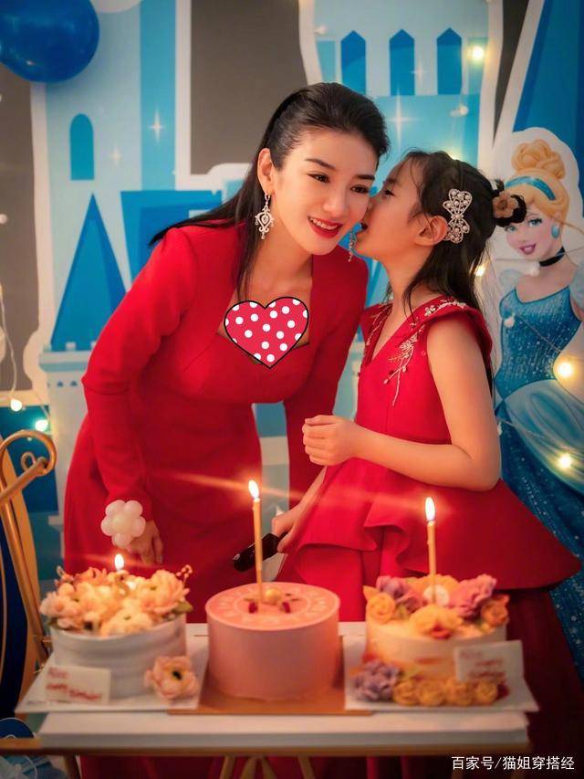 生日|黄奕为女儿庆8岁生日,豪买3蛋糕摆一排,母女同穿红裙画面真喜庆