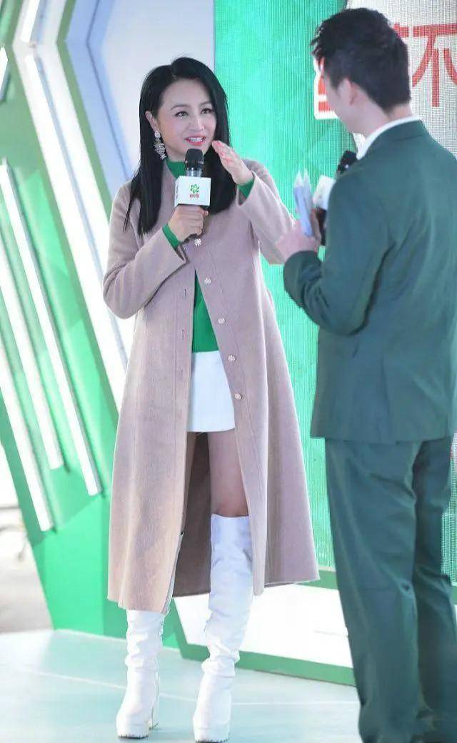 米色|46岁的曹颖让人有点失望,虽然脸胖了不少,但穿大衣身段还很苗条