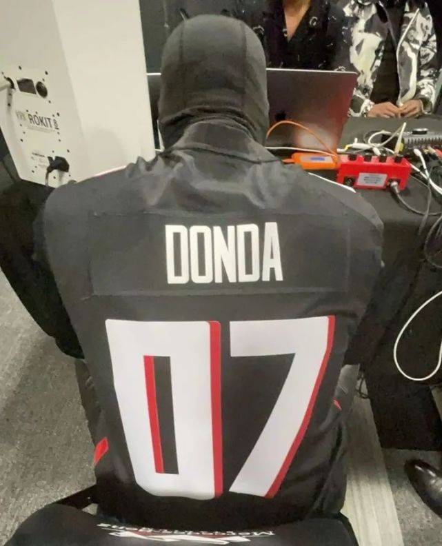 &quot|随时突袭？Yeezy x GAP联名＂奔驰限定＂T恤曝光，高能发售预警！