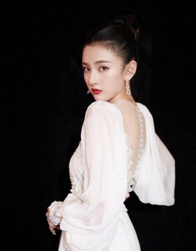 身材|宋祖儿穿半透蕾丝裙亮相，裙摆直接拖地，直接秀出性感身材