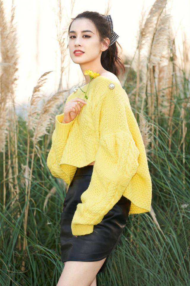色调|黄圣依的身材属阔太圈top，穿针织衫薄背蛮腰，生俩娃依旧迷人