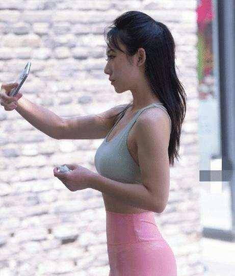 范的|高挑有范的牛仔打底裤美女，穿出不一样的韵味，简约却很时尚