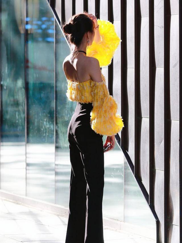 毛衣|穿休闲装也很美的女生,造型吸睛让人羡慕,秀出了自信大方的感觉