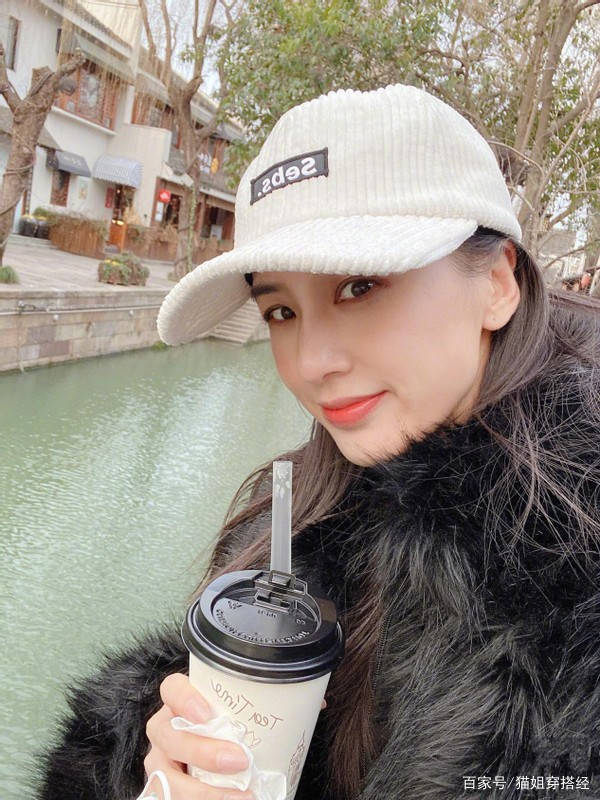 黑色|黄圣依和妈旧地重游，穿貂皮大衣贵妇范十足，妈妈对镜比耶真俏皮