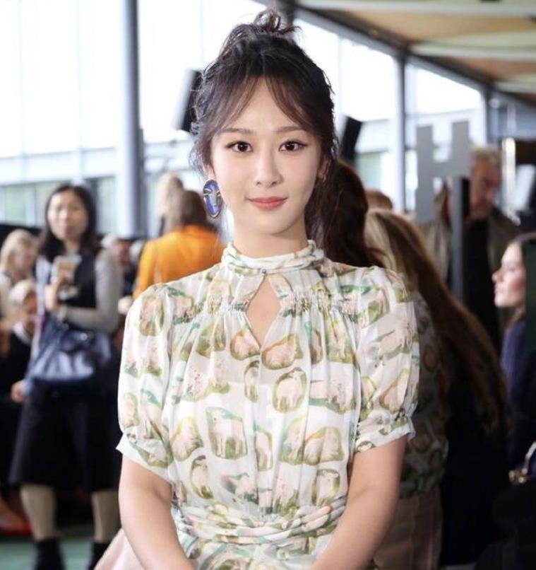服装|谭松韵撞衫杨紫,两人同穿印花裙,一时间分不出谁更可爱