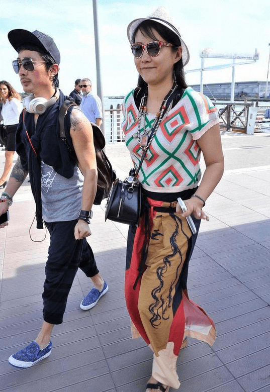 图案|郝蕾向来很自信，印花T恤搭配拼色阔腿裤，微胖身材也可以很迷人