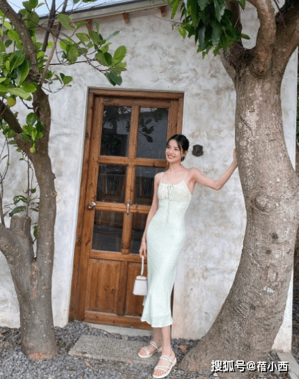 蒋梦婕|蒋梦婕的私服穿搭还挺清凉的，一条红色吊带裙就出门，简约又时髦