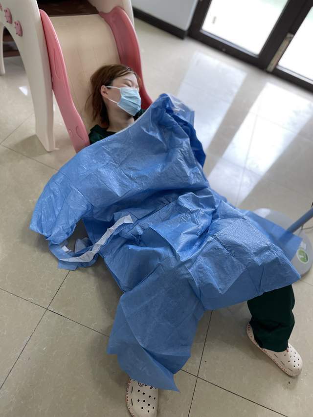重症医学科护士李易文在采样现场累得快虚脱了