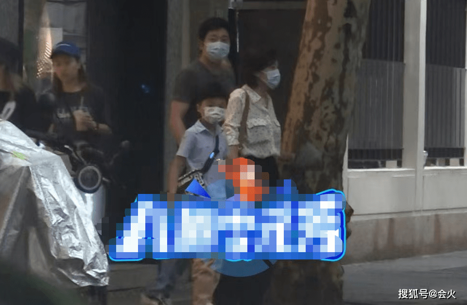 头发|郭京飞开两百万豪车逛街边店，9岁儿子罕露面，头发浓密身高惊人