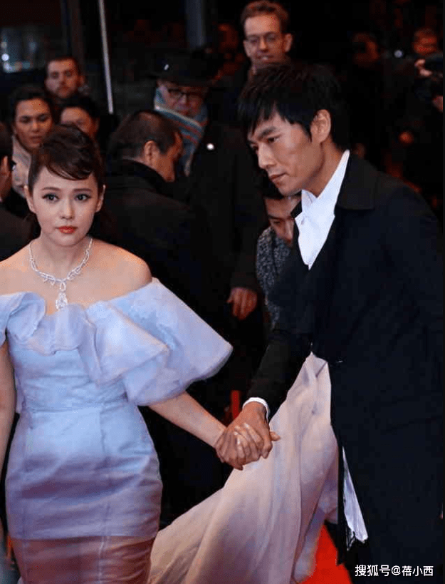 身材|伊能静秦昊牵手走红毯，男穿西装帅气，女的穿一字肩连衣裙好漂亮
