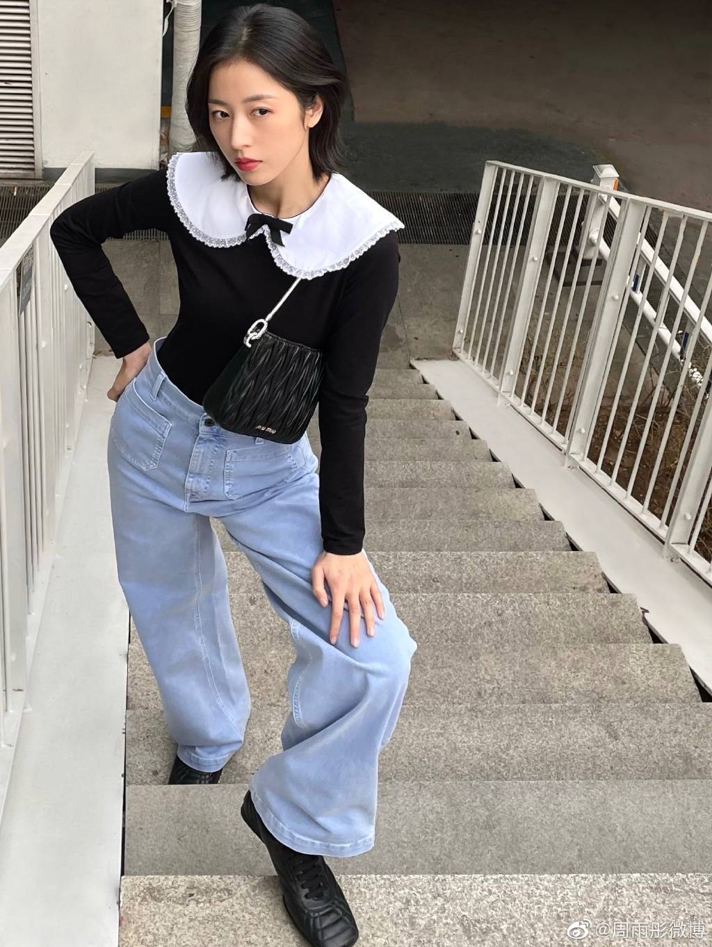 整体|职场穿搭要短裙配高跟鞋才迷人？周雨彤告诉你NO！