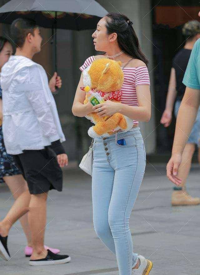 身材|穿上打底裤让这个季节充满新鲜感，亮眼吸睛搭配更好看，搭配得当