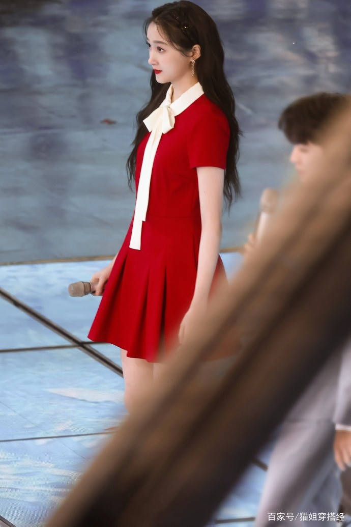 效果|关晓彤把红裙当“半永久”了？上五四晚会也穿，不过长腿的确惊艳