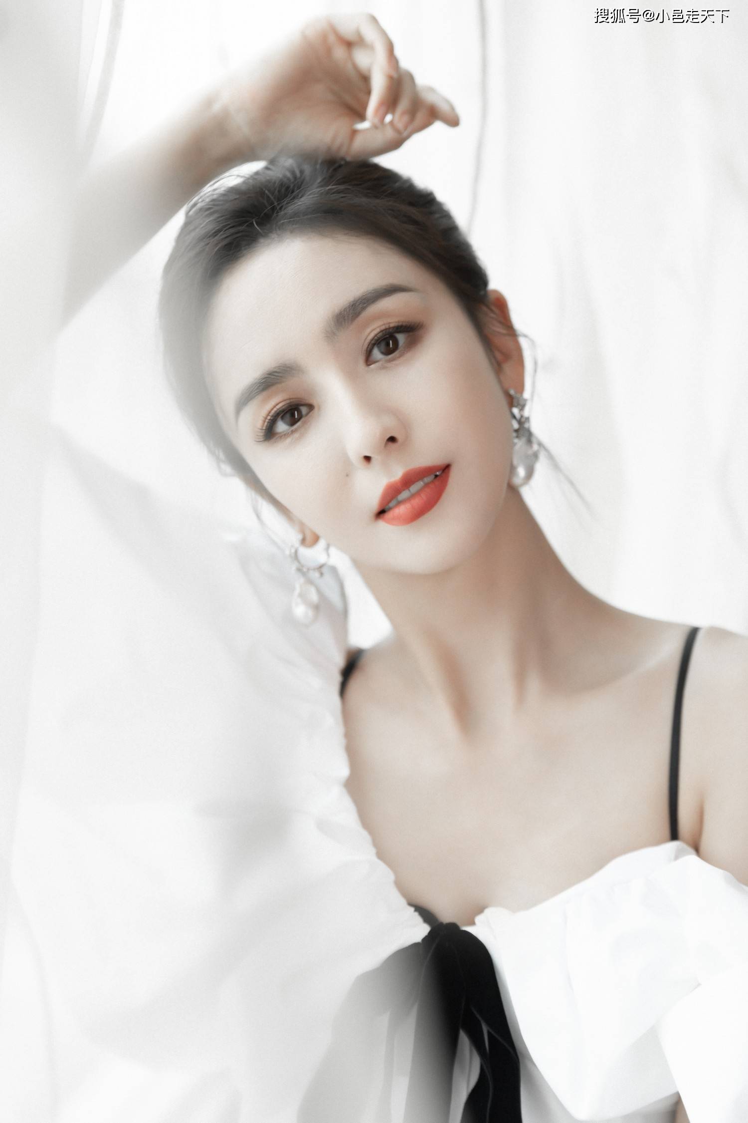 连衣裙|佟丽娅白色蝴蝶结连衣裙优雅写真