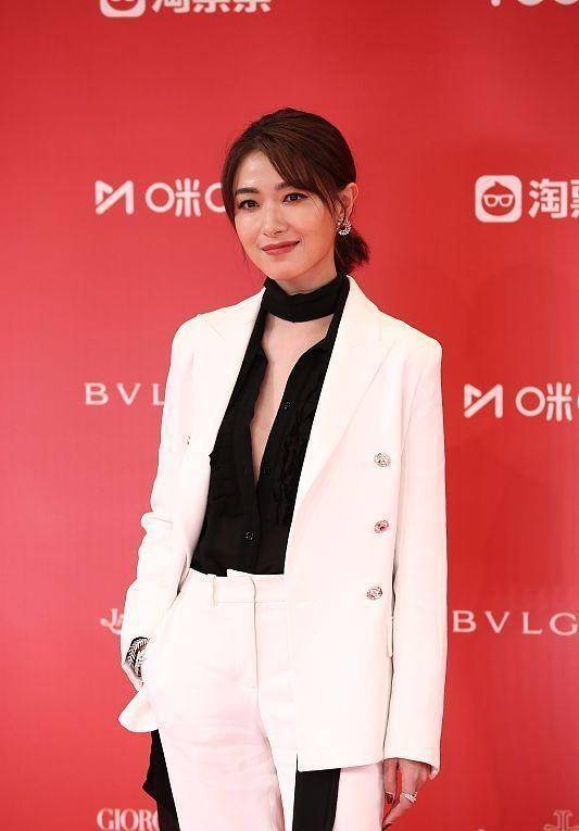 身材|万茜骨感没肉穿衣随性,一身显胖白色套装,远看还是“女团”曲线