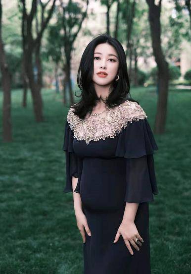 大肚子|朱珠最美孕妇造型曝光！过生日像走红毯，挺8月大肚子穿黑色礼服
