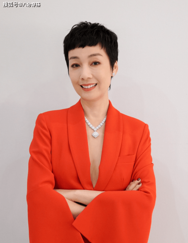 身材|江美仪太懂秀身材，穿红色西装干练潇洒，身姿挺拔不像49岁中年人