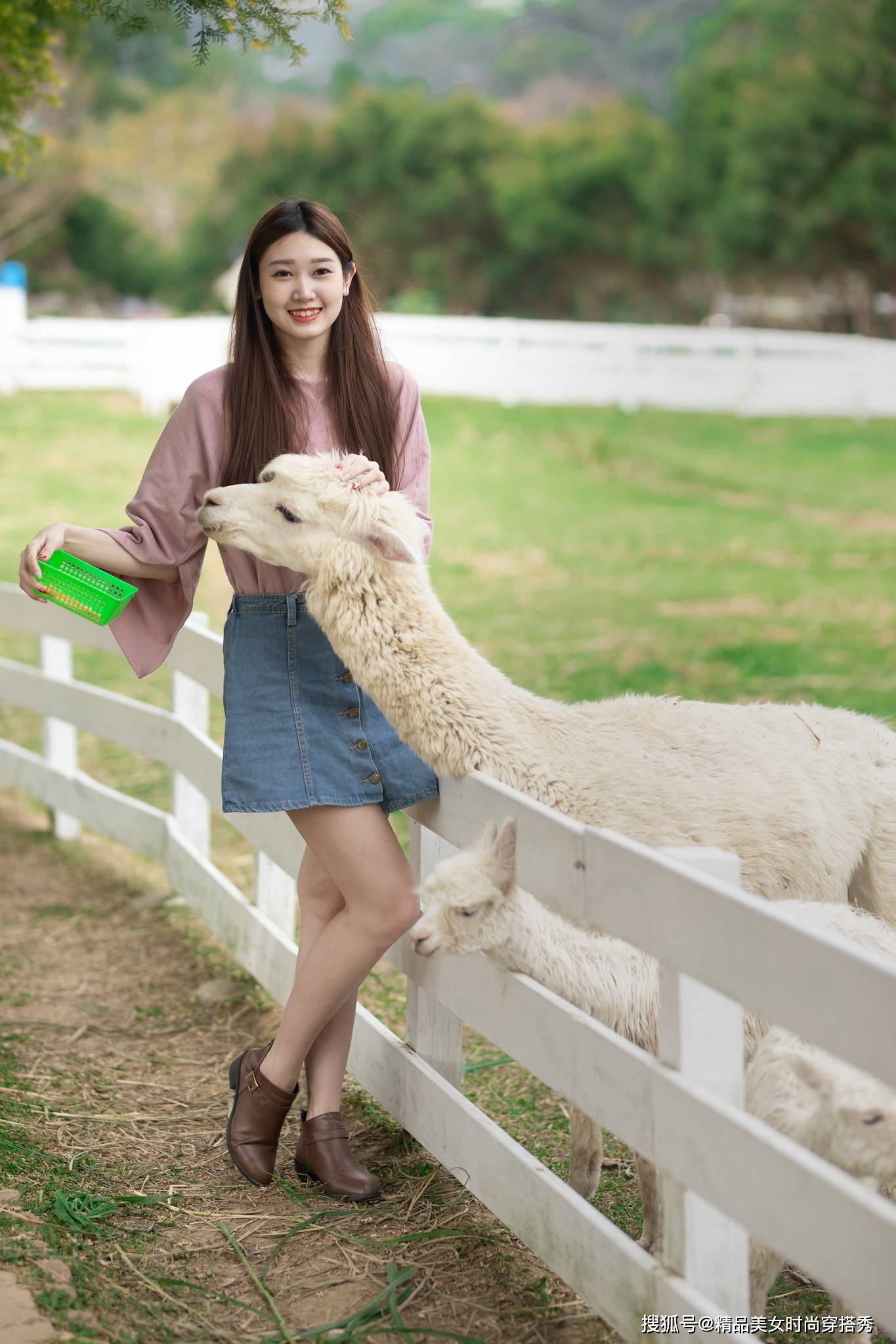夏天|浅色的牛仔半裙，纽扣的设计，复古中又带点小清新，穿上它美美哒