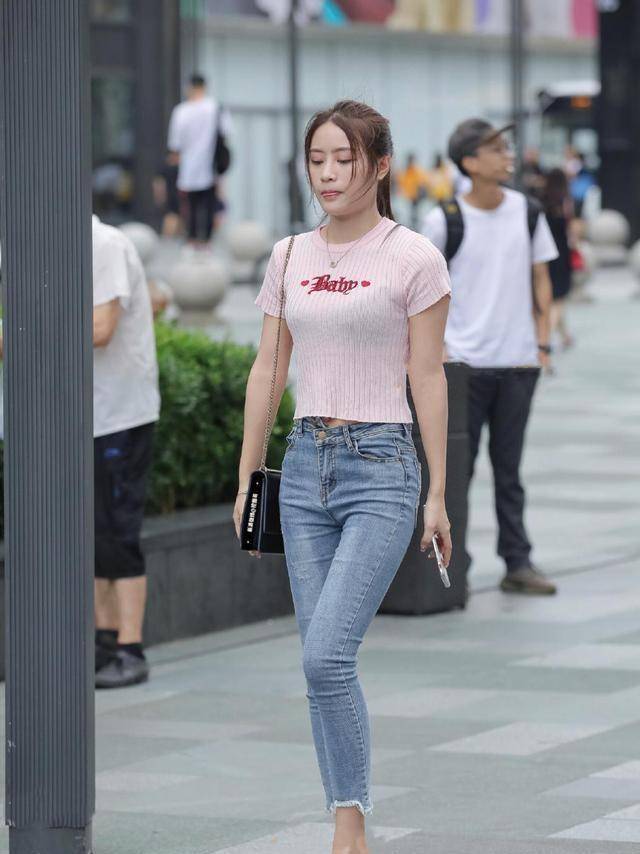 什么|牛仔打底裤搭配粉色上衣，时髦迷人，更能吸引人的目光