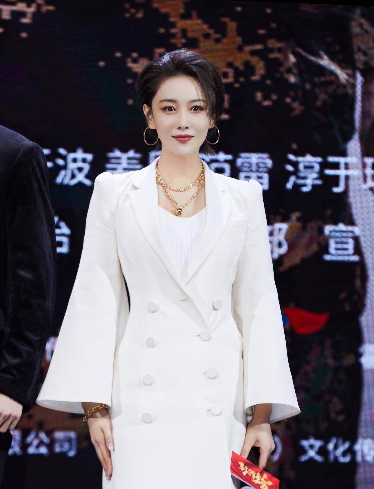 身材|张馨予又“帅”出了新高度，穿深灰色牛仔套装干练飒爽，飒爽酷炫