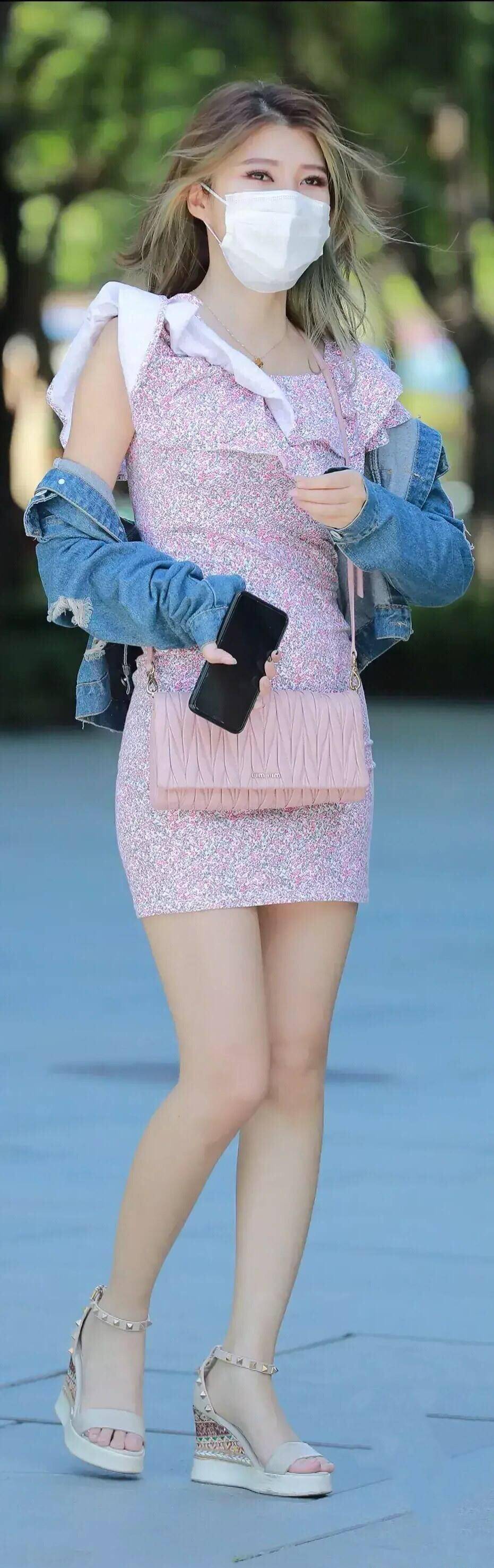 牛仔|紫色露肩碎花裙搭配坡跟凉鞋,简约甜美的穿搭方式,尽显高级感