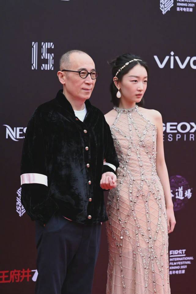 姚晨|童瑶胆子超大走红毯！学巩俐戛纳造型美上天，就姚晨翻车太尴尬