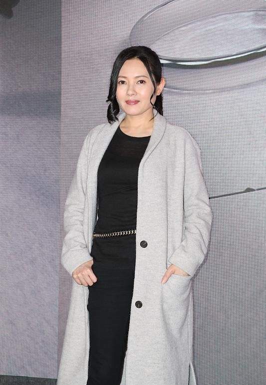 脸颊|李丽珍真老了，久违现身换新发型脸好臃肿，55岁颈纹抢镜手太粗糙
