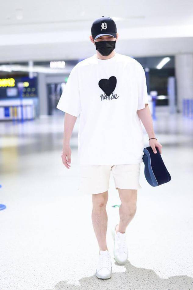 张彬彬|张彬彬不搞“油腻男”那一套，清爽T恤配短裤，肌肉紧实有男人味