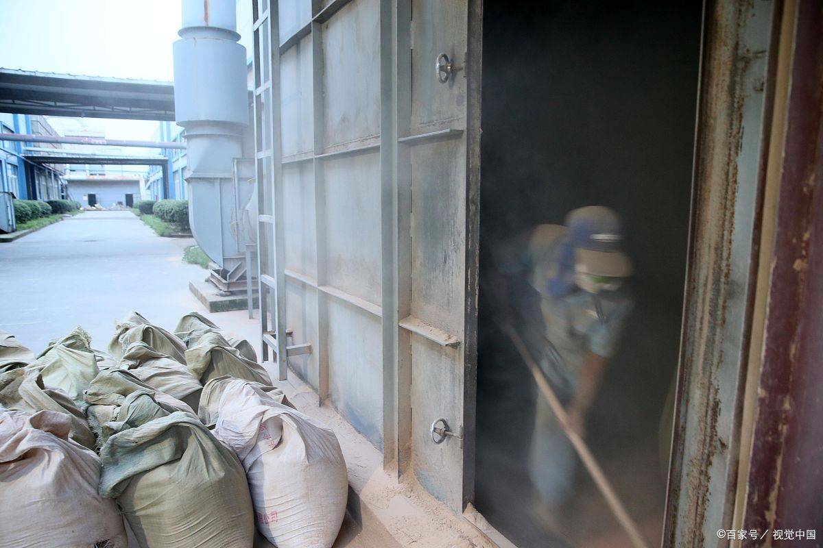 飞鹤劳保:你知道如何防护和治理生产中的粉尘吗_作业