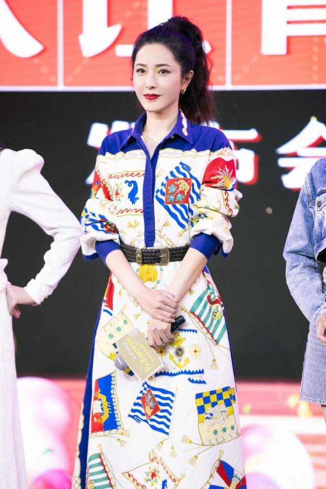 设计|曾黎穿“胡萝卜裙”也挺美，配橘色唇妆可爱俏皮，中年也很甜美