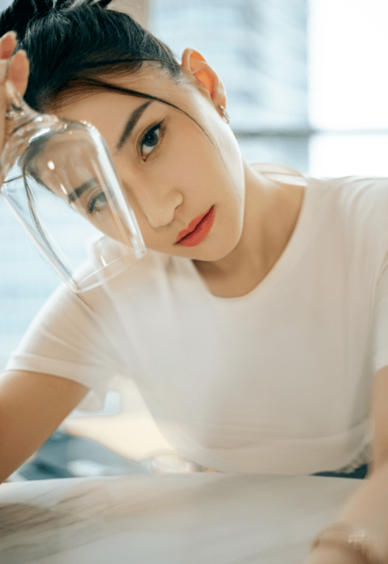 黑色|何超莲不愧是千金，穿白T恤搭配彩色短裙高级时髦，女神范十足