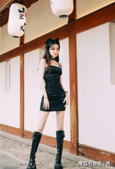 蒋梦婕|蒋梦婕的私服穿搭还挺清凉的，一条红色吊带裙就出门，简约又时髦