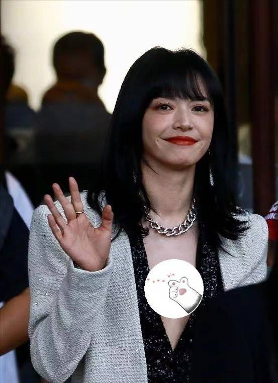 姚晨|童瑶胆子超大走红毯！学巩俐戛纳造型美上天，就姚晨翻车太尴尬