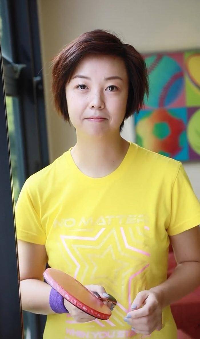 张怡宁|大魔王张怡宁退役后大变样，穿运动装染蓝色指甲，自个打球太寂寞
