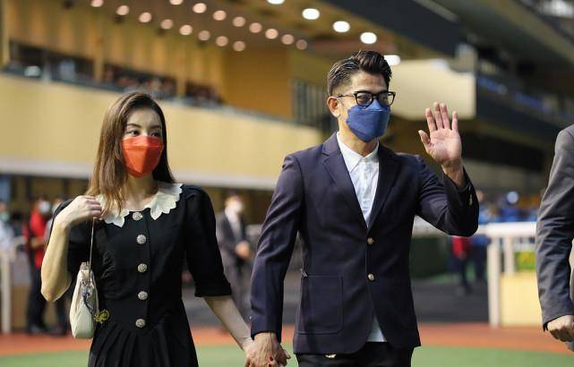 贵妇|郭富城真有福气，老婆穿搭温柔大方，虽然年轻却很有贵妇气质