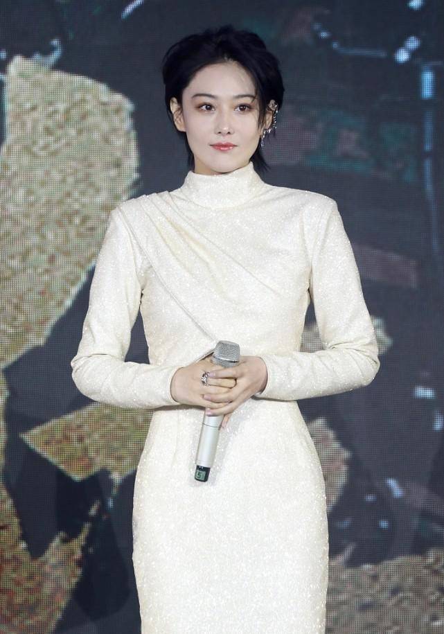 好身材|张馨予长得白穿衣自由,时髦礼服领子“开到胃”,白嫩肌肤真加分