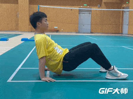 反向臂屈伸61动作要点:挺胸收腹,保持腰背挺直,起身时手臂自然伸直.