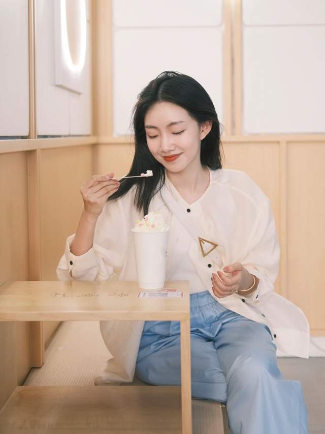 女孩子|20岁到30岁的女生夏季末尾这样穿,衬衫配阔腿裤简约洋气,超好看