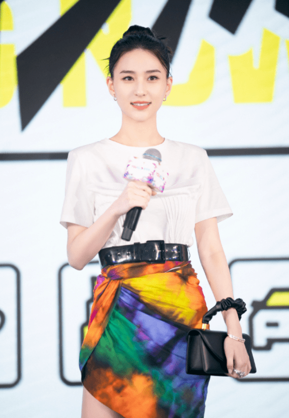 黑色|何超莲不愧是千金，穿白T恤搭配彩色短裙高级时髦，女神范十足