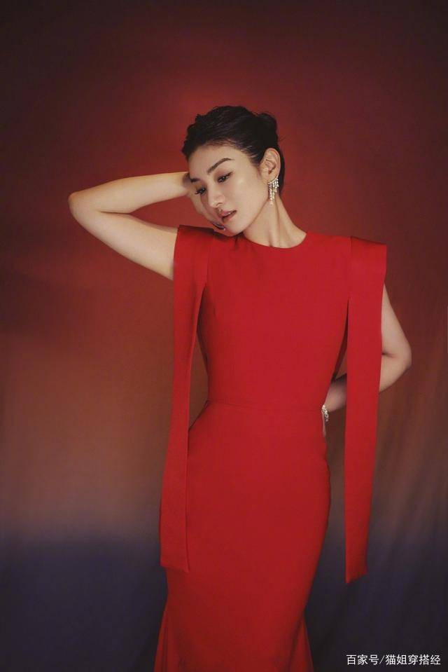 生日|黄奕为女儿庆8岁生日,豪买3蛋糕摆一排,母女同穿红裙画面真喜庆