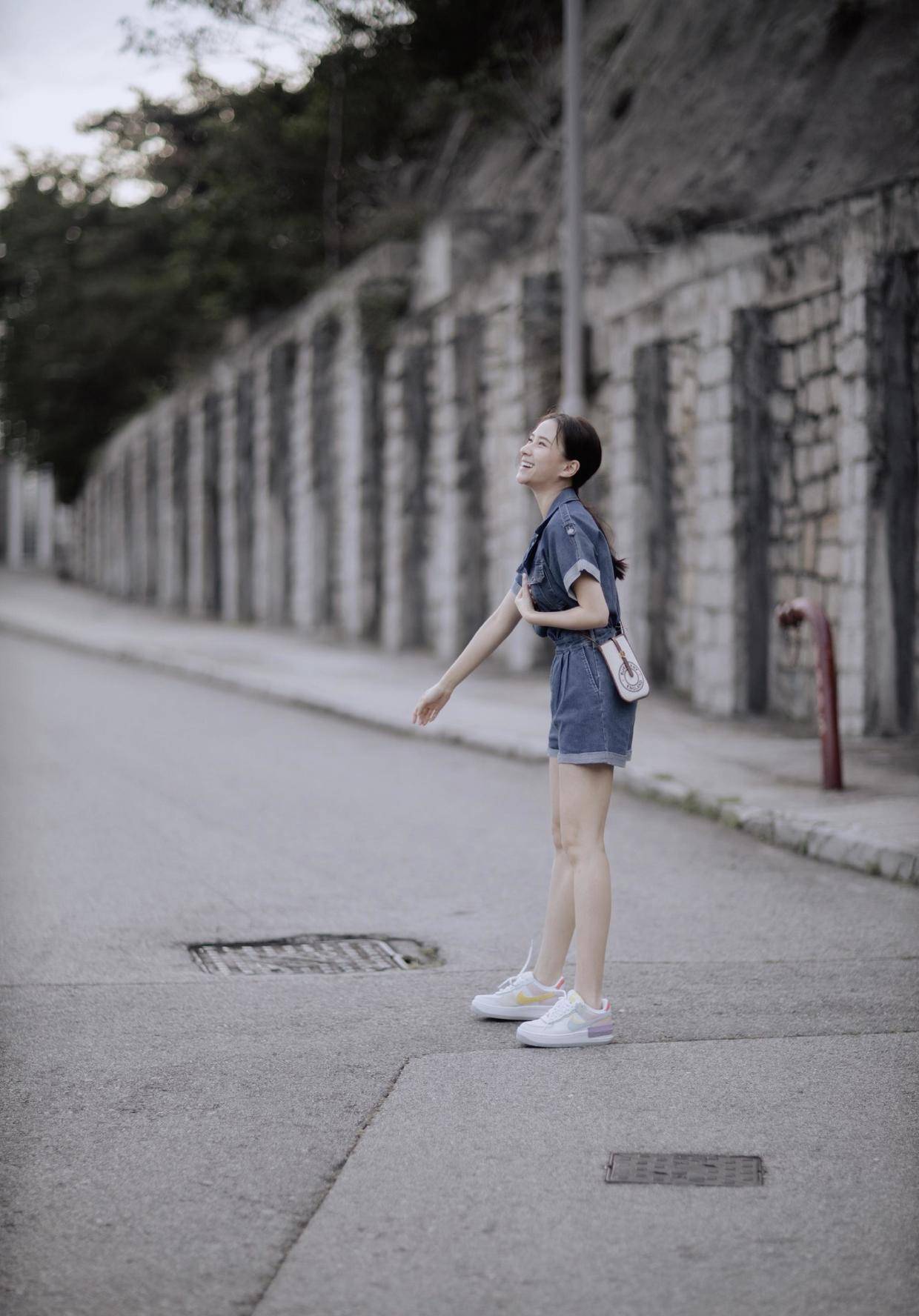 黑色|何超莲不愧是千金，穿白T恤搭配彩色短裙高级时髦，女神范十足